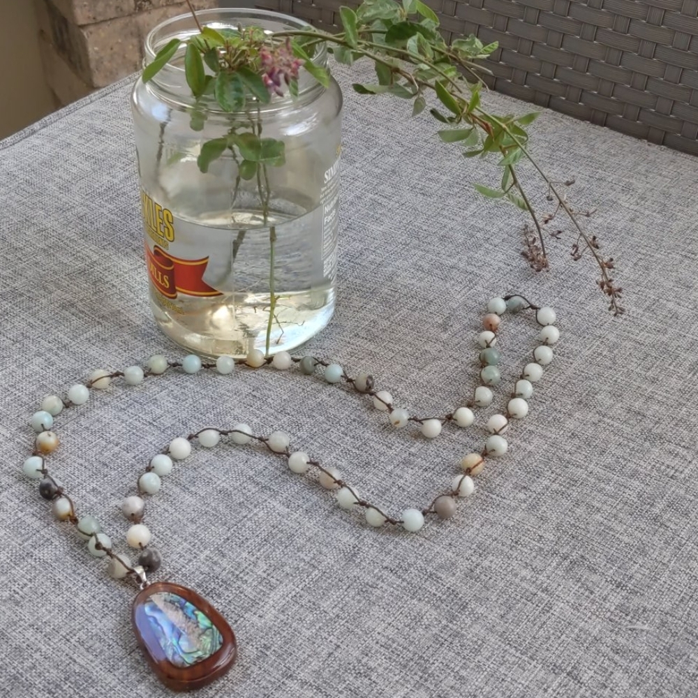 Bead necklace with pendant